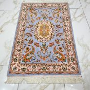 فرش ذرع‌ونیم استاد شیرفر با گل ابریشم و بافت ۴۰ رج