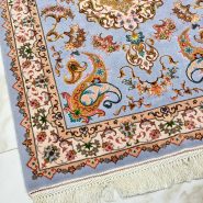 فرش ذرع‌ونیم استاد شیرفر با گل ابریشم و بافت ۴۰ رج